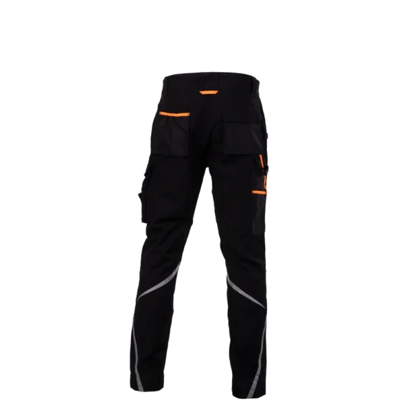 Crne radne pantalone sa reflektujucim detaljima na nogavicama